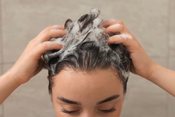 Higienização profunda e controle do sebo com shampoo fitoterápico