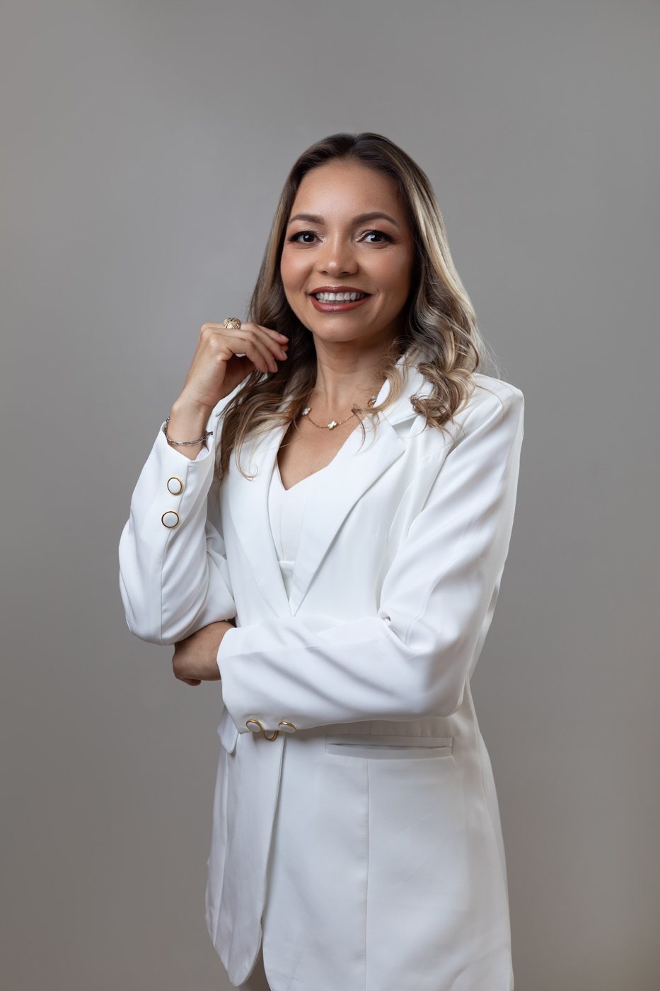 Sileny Reis, criadora do Método RCI, sorrindo, de terno branco